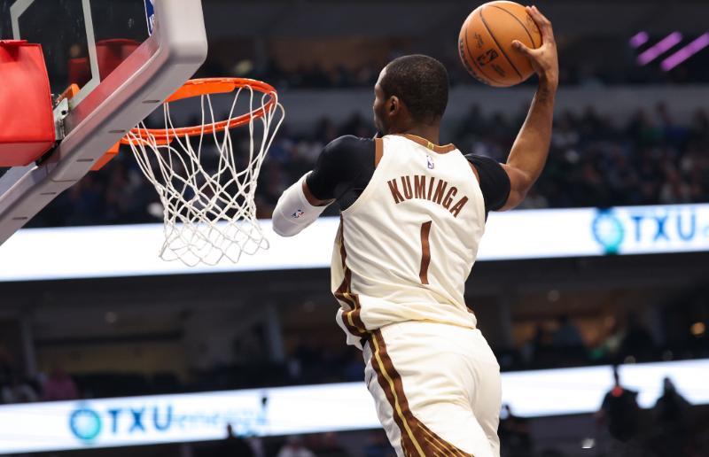 明日NBA常规赛，勇士将客场挑战森林狼。勇士官方更新了球队的伤病报告，库明加将缺