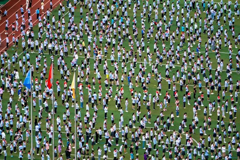 最近网上一段400名初中生玩真人版“贪吃蛇”的视频火了。这是在一所初中春季运动会