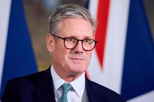 英国首相预计将访华

如今却对我们公开下了黑手

8月5日，英国前首相约翰逊搭乘