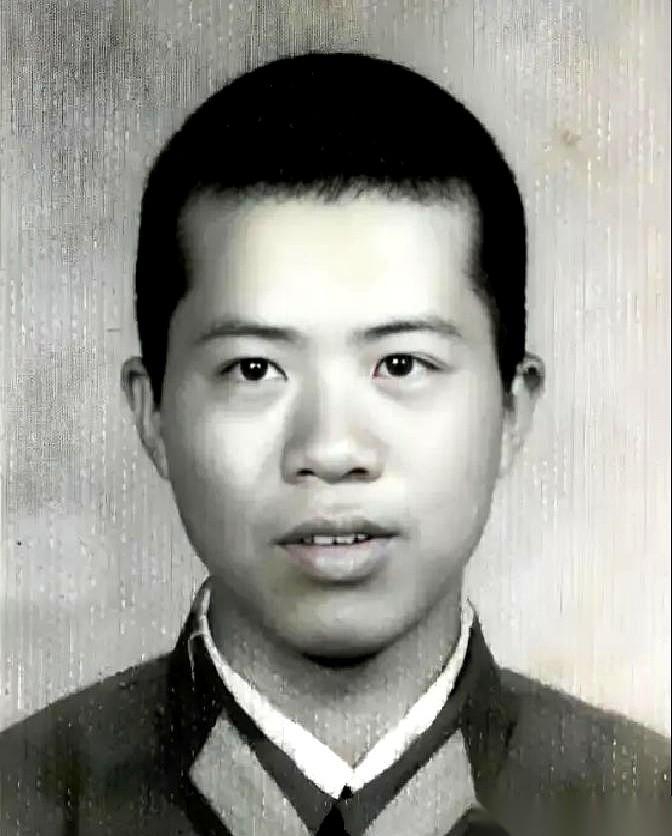 翻开1984年老山战役的历史档案，21岁战士刘家富留下的这个瞬间，能让人看得后背