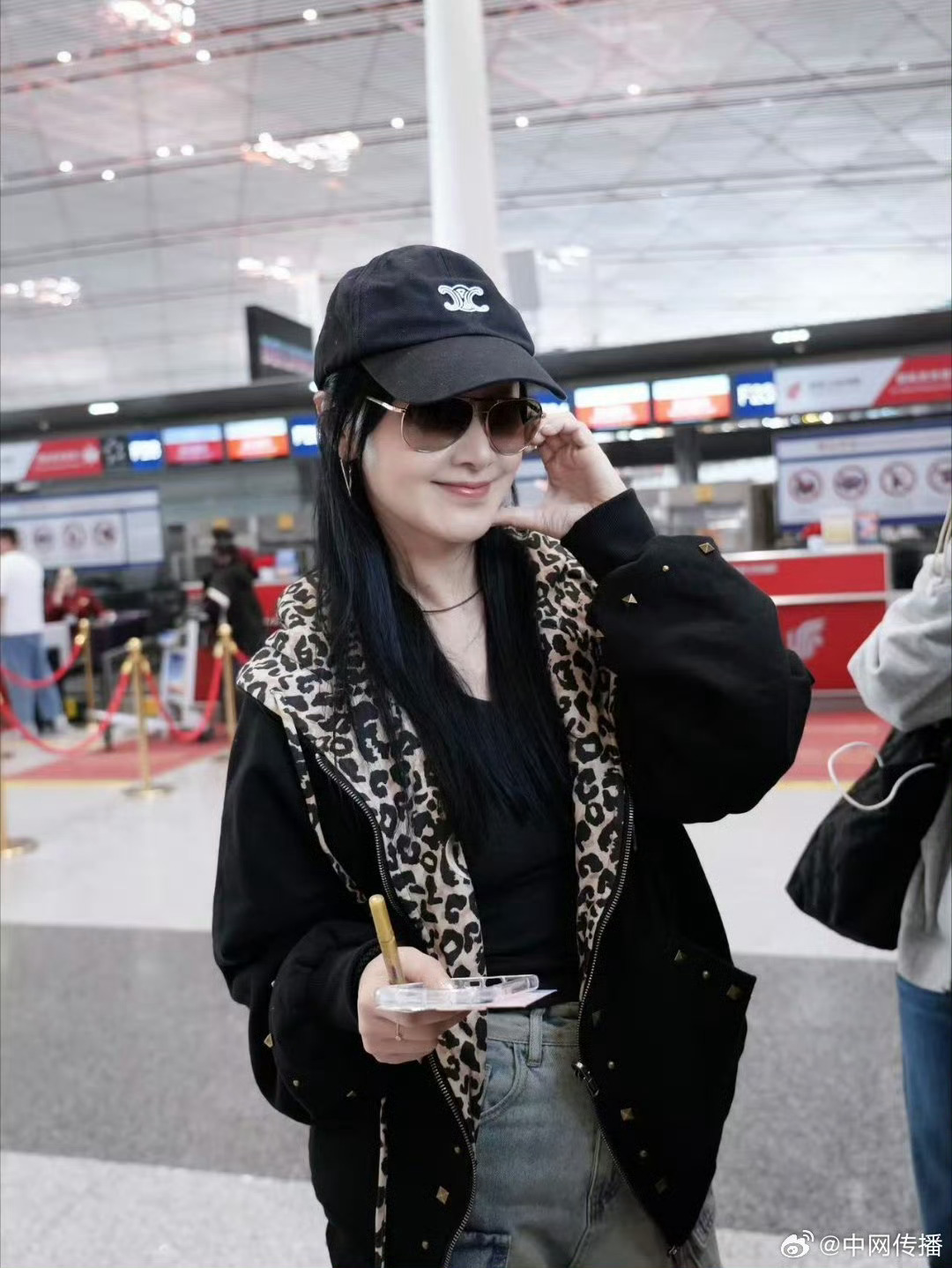 完全没架子、不端着，一点明星包袱都没有。这种接地气的状态看着就舒服，不刻意、不做