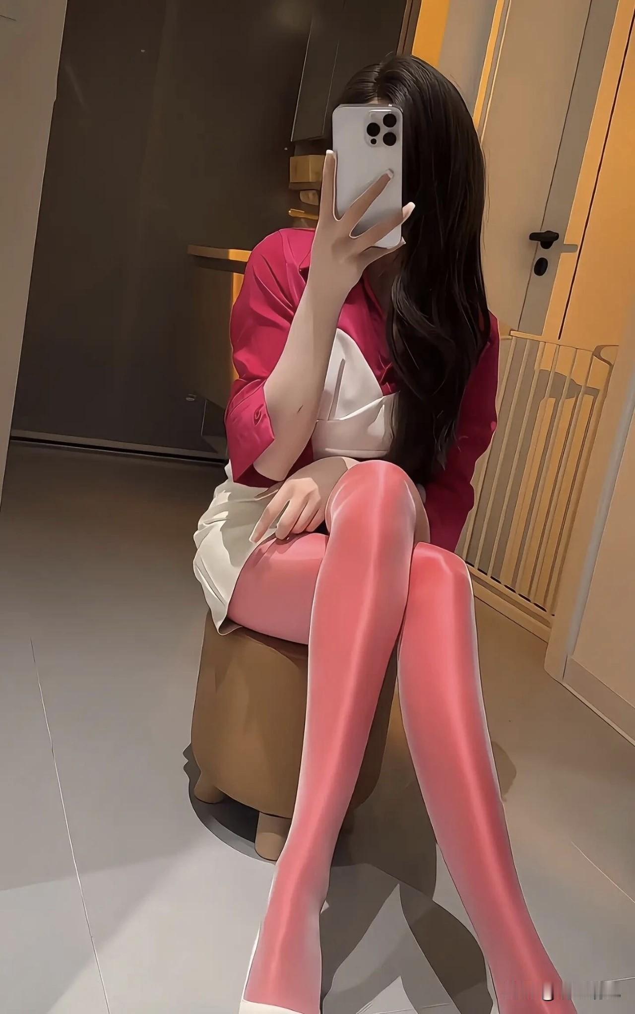 舍宾袜这个光泽感真的好绝！

之前看好多博主穿，自己忍不住也试了试。配了条简单的