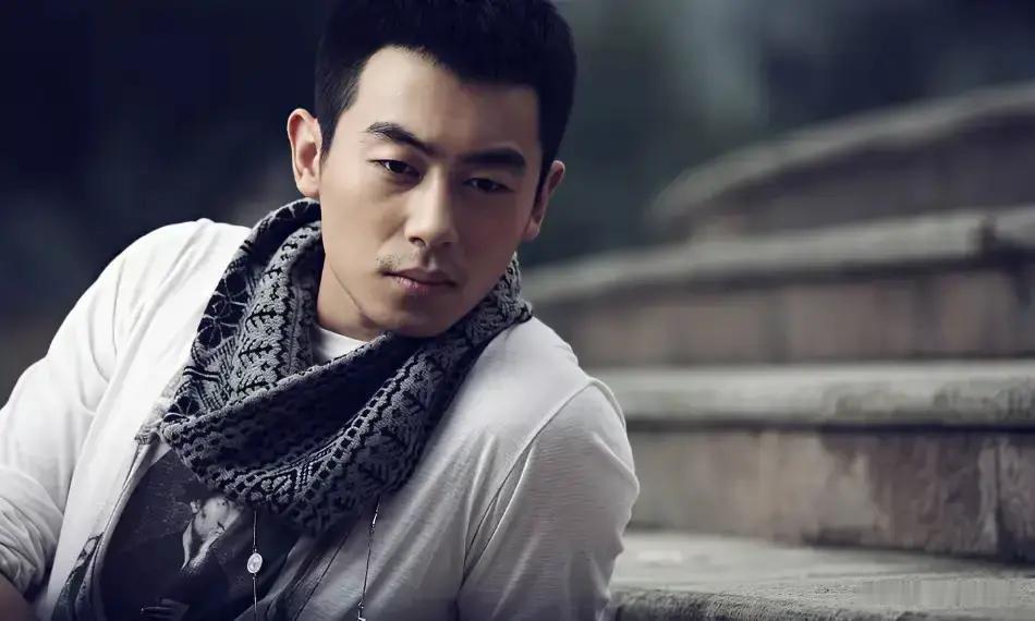 那个被骂"油腻"的朱亚文，靠一个配角杀回顶流？李成之死单日讨论12.8万，这波逆