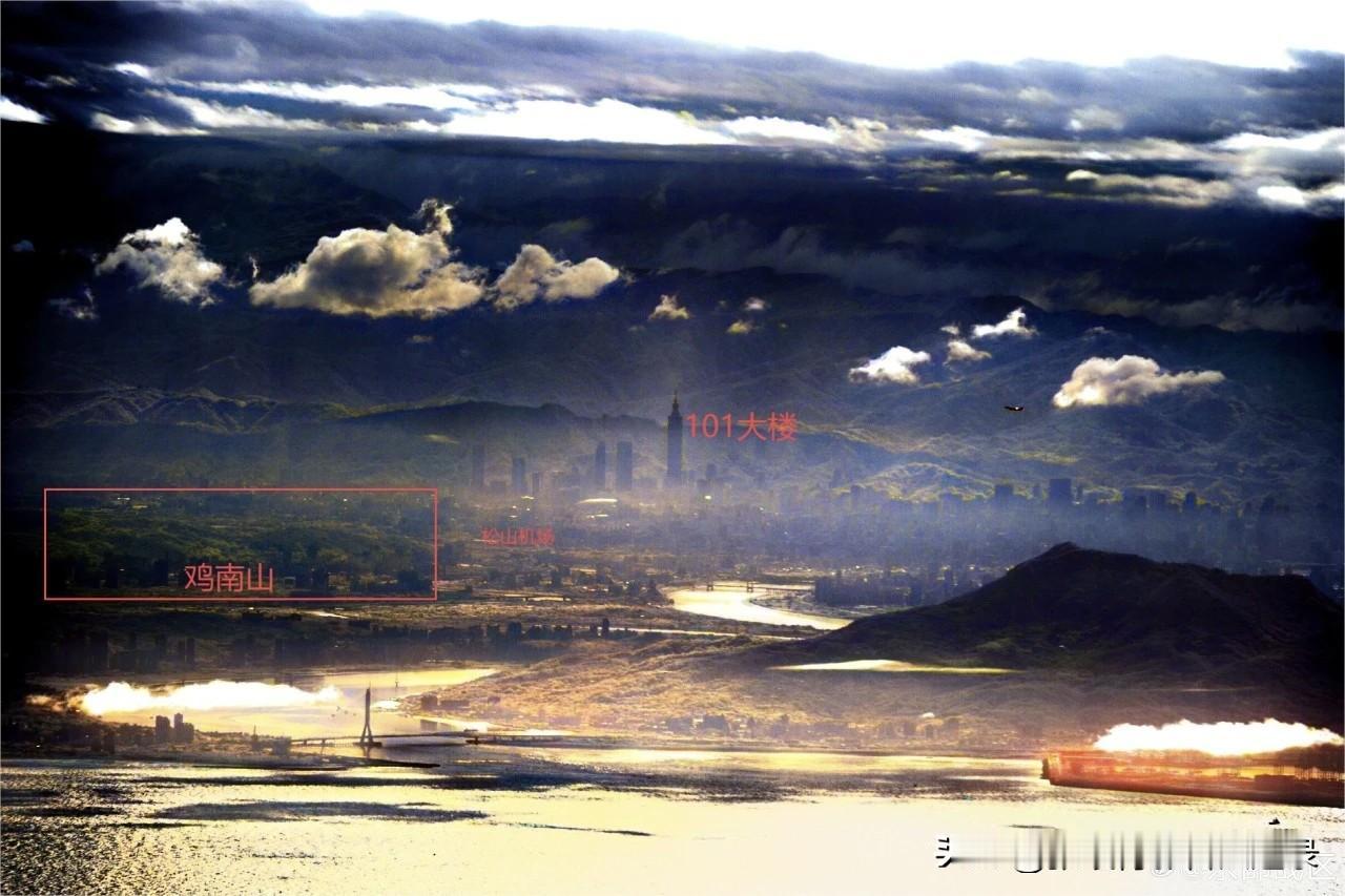 解放军出动双尾蝎无人机在台北上空拍的这张高清照，一般有两种观点：

一种观点认为