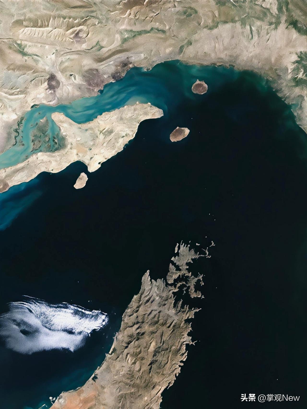 美国轰炸哈尔克岛起作用了！

伊朗外长阿拉齐格3月15日表示，霍尔木兹海峡在开放