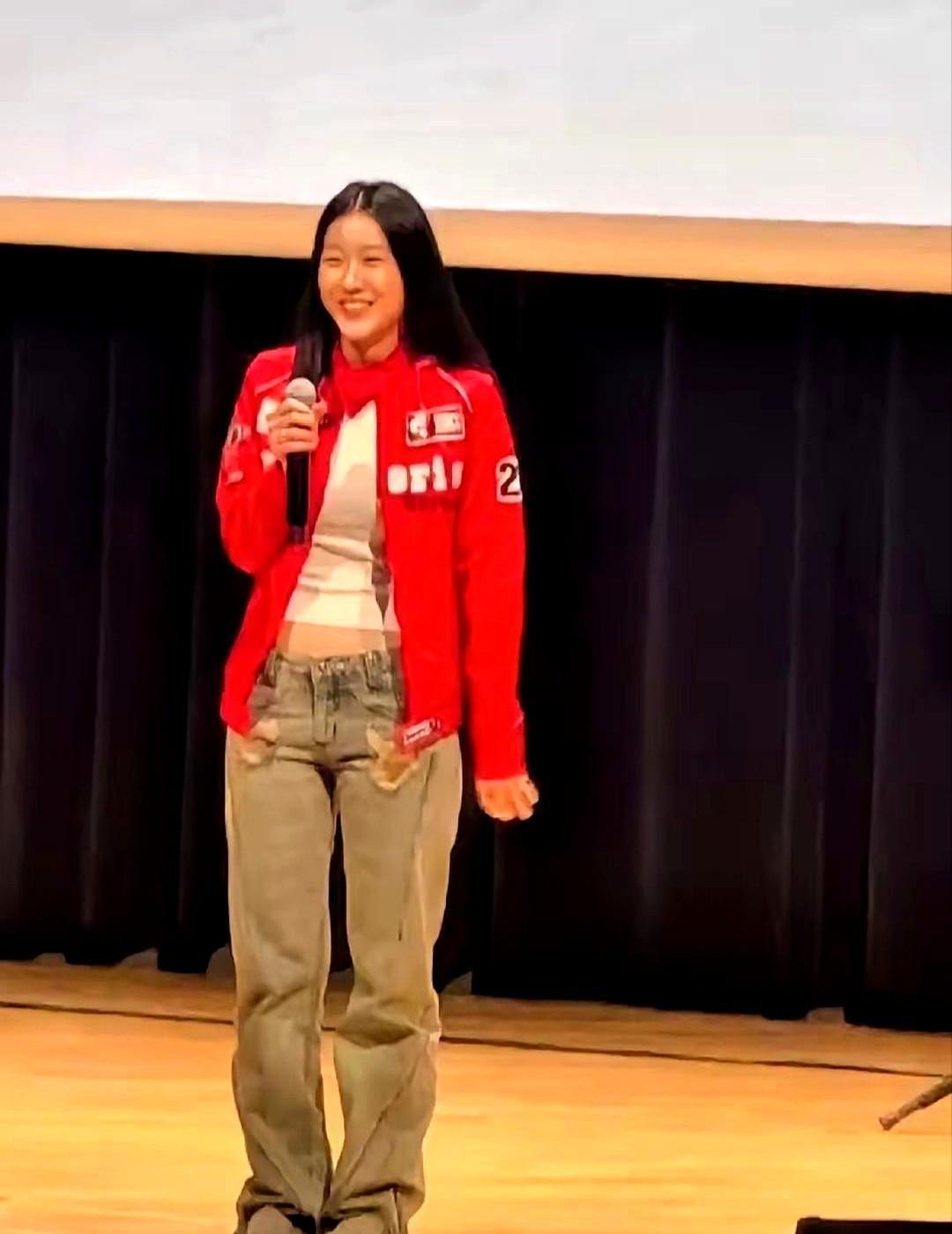 最“穷”的星二代出现了。
不是买不起，是她自己“否决”了这张名片。
你印象里的星