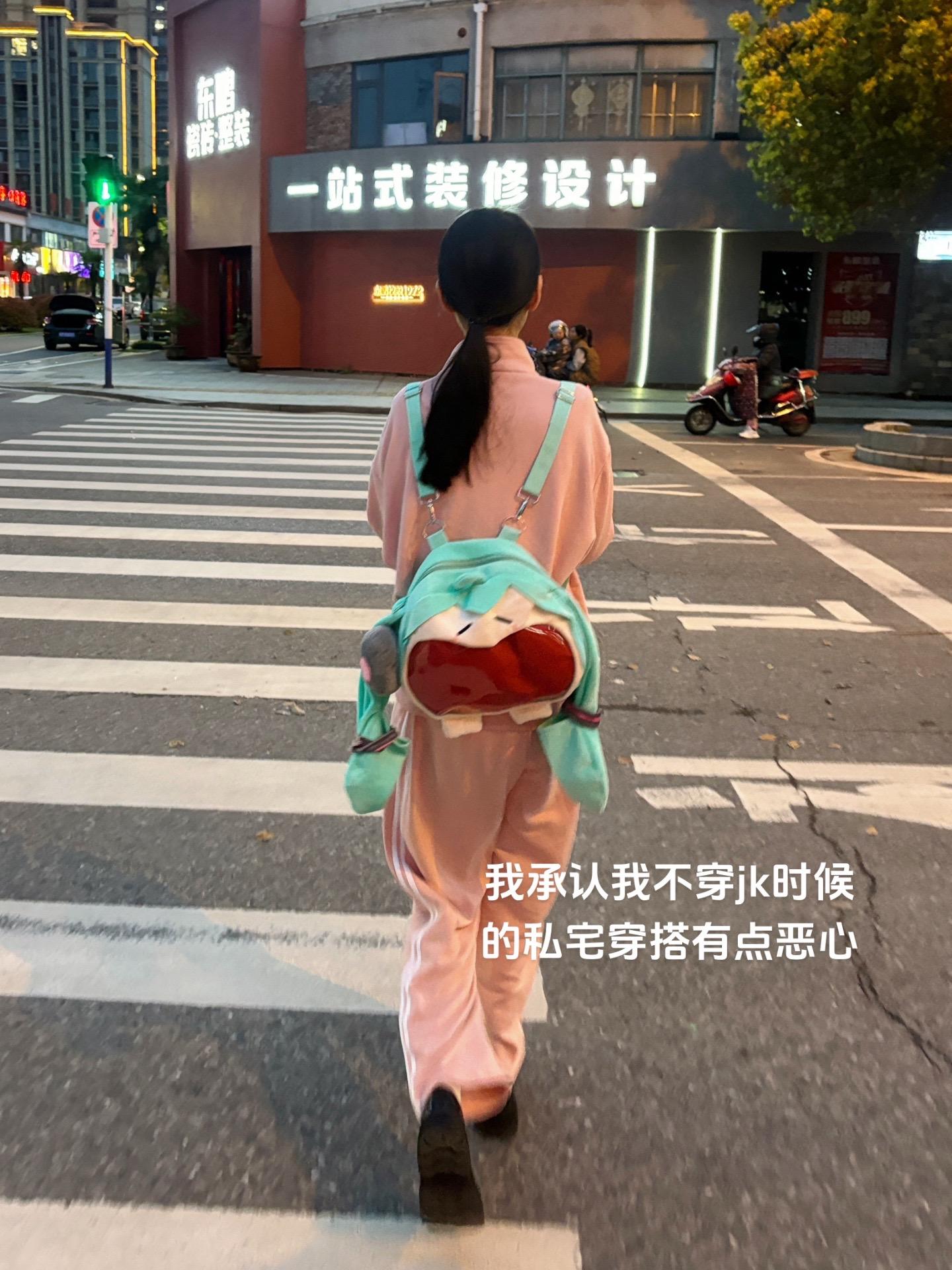 有些人平时穿的很恶心...但是jk绝了。黑板我重新画了，能看出来是哪三个角色吗，左边那个真的是童年回忆了，有没有人能认出来啊啊>_<
