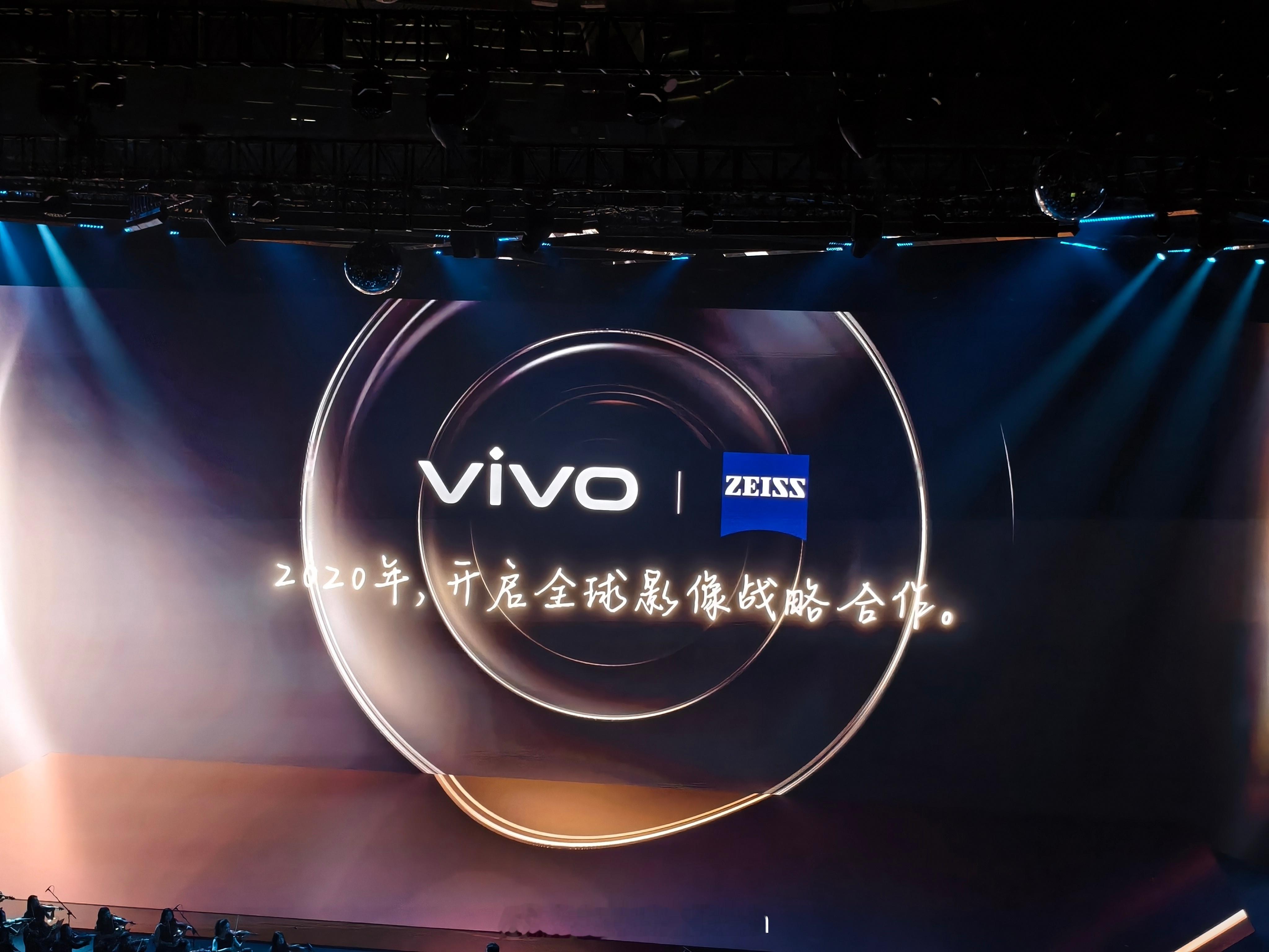 回顾了一下过往30年的vivo本心之路一路走来，都认真聆听用户的需求[举手] ​