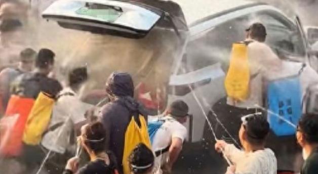 泼水节，泼的应该是祝福之水，不是脏水！
今年云南泼水节，变了味。
一辆私家车途经