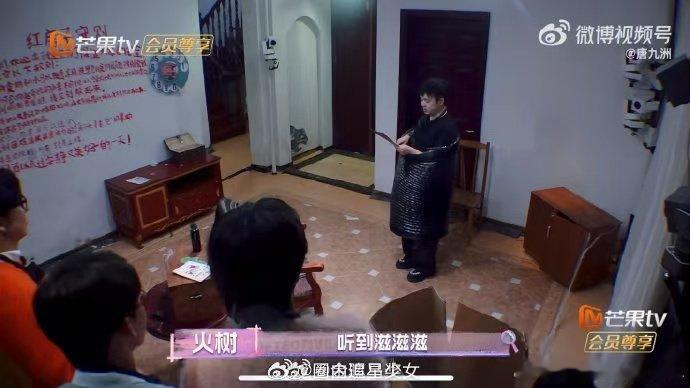 唐九洲回旋镖扎到了自己身上  名侦探学院红房子的秘密   名侦探学院 唐九洲玩着