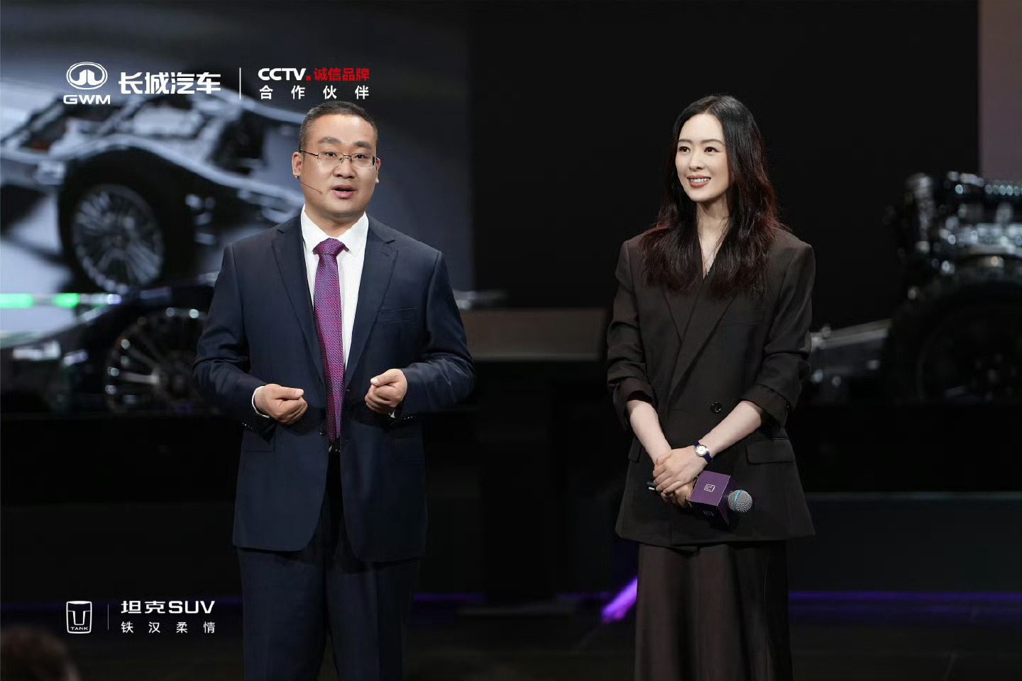 车展还是坦克展台有意思，展台有室内越野赛道能看实车攀爬，搭配敦煌麒麟文化区，后续