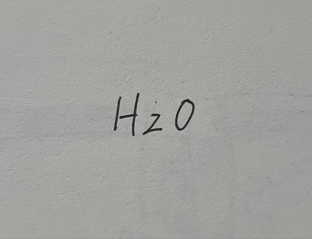 左边是我写的，右边是我同学抄的。大哥，我们在考化学啊！