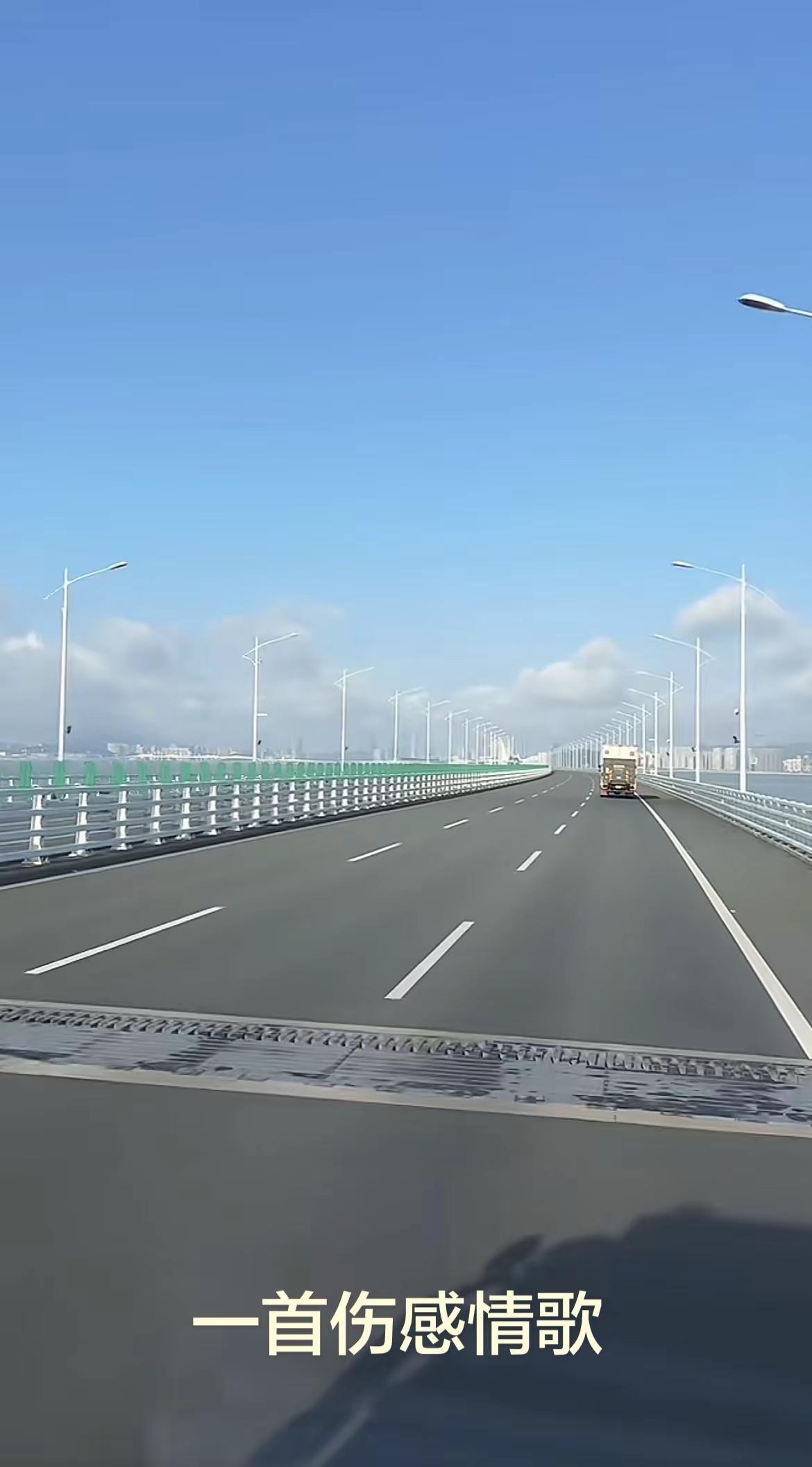 喜欢在路上的感觉自由自在 随心出发·感受沿途风景让自己成为更好的自己送上一首伤感