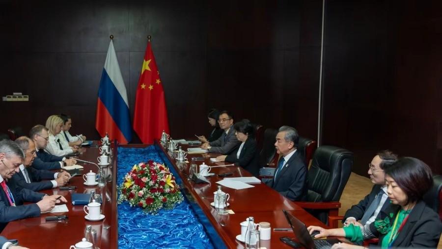 中国为什么始终没有明确的站到俄罗斯一边？讲到底，不是中俄关系不重要，而是有些事情