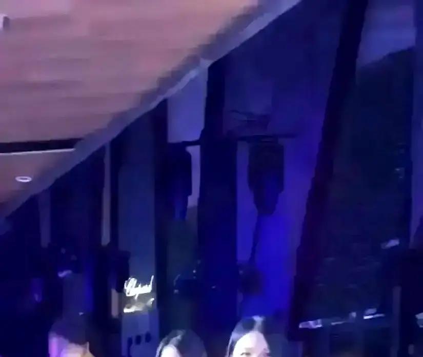 15岁少女一句话，格力股价涨7%
 
珠宝展那天，王诗龄指着董明珠腕上的表说：这