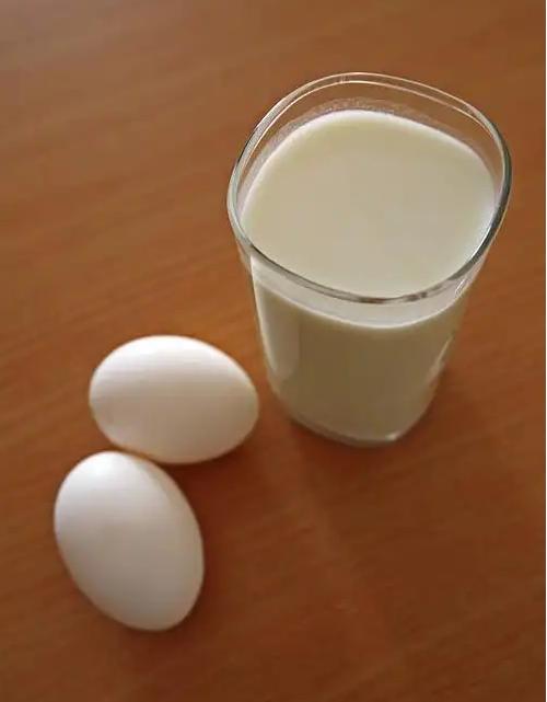 最近想减点体重，一个朋友教的方法。
    每天早上两个白水煮蛋，一盒牛奶。中午