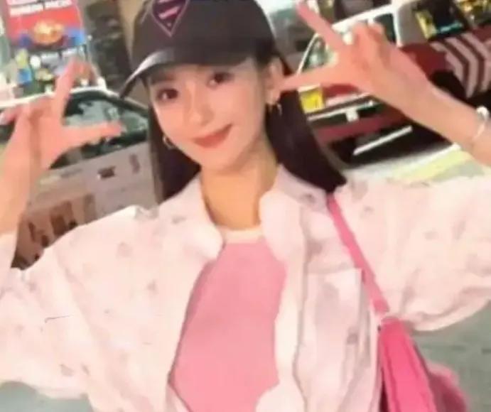 方媛顶着孕肚亲自送女儿上学，舍弃保姆帮忙，被赞勤俭贴心，实则为老公郭富城省钱。而