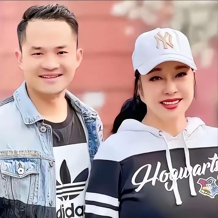 前有李春平嫁好莱坞贵妇人生起飞，现有古柯想傍庆奶闪断双腿。
这个古柯真是的，咋就