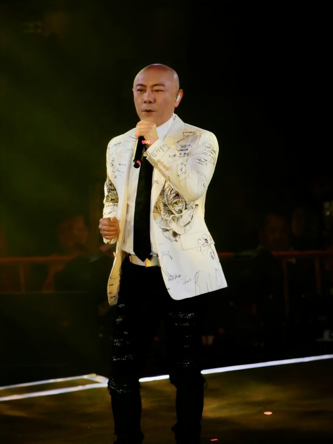 60岁张卫健在演唱会上掏出老年卡他还是挺抗老的！！！谁能想到他60了？岁月不饶人