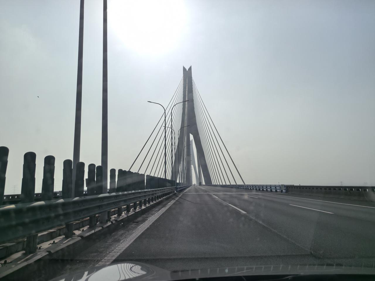 下午4点钟从从九华山游客中心出发前往天柱山游客中心，爬了一天山了，在高速公路上开