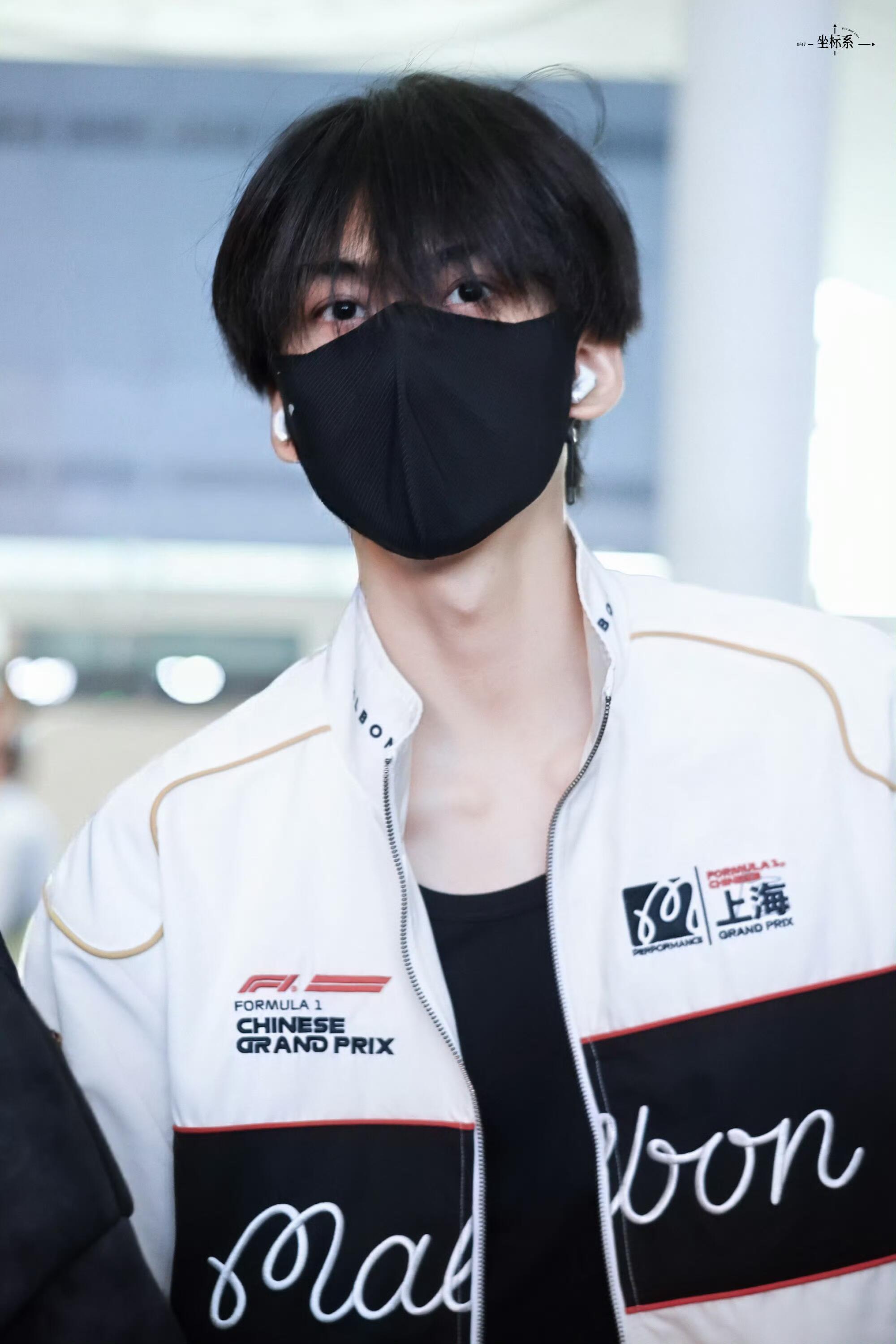 周柯宇出发录制开推4路透，素颜又高又帅。 