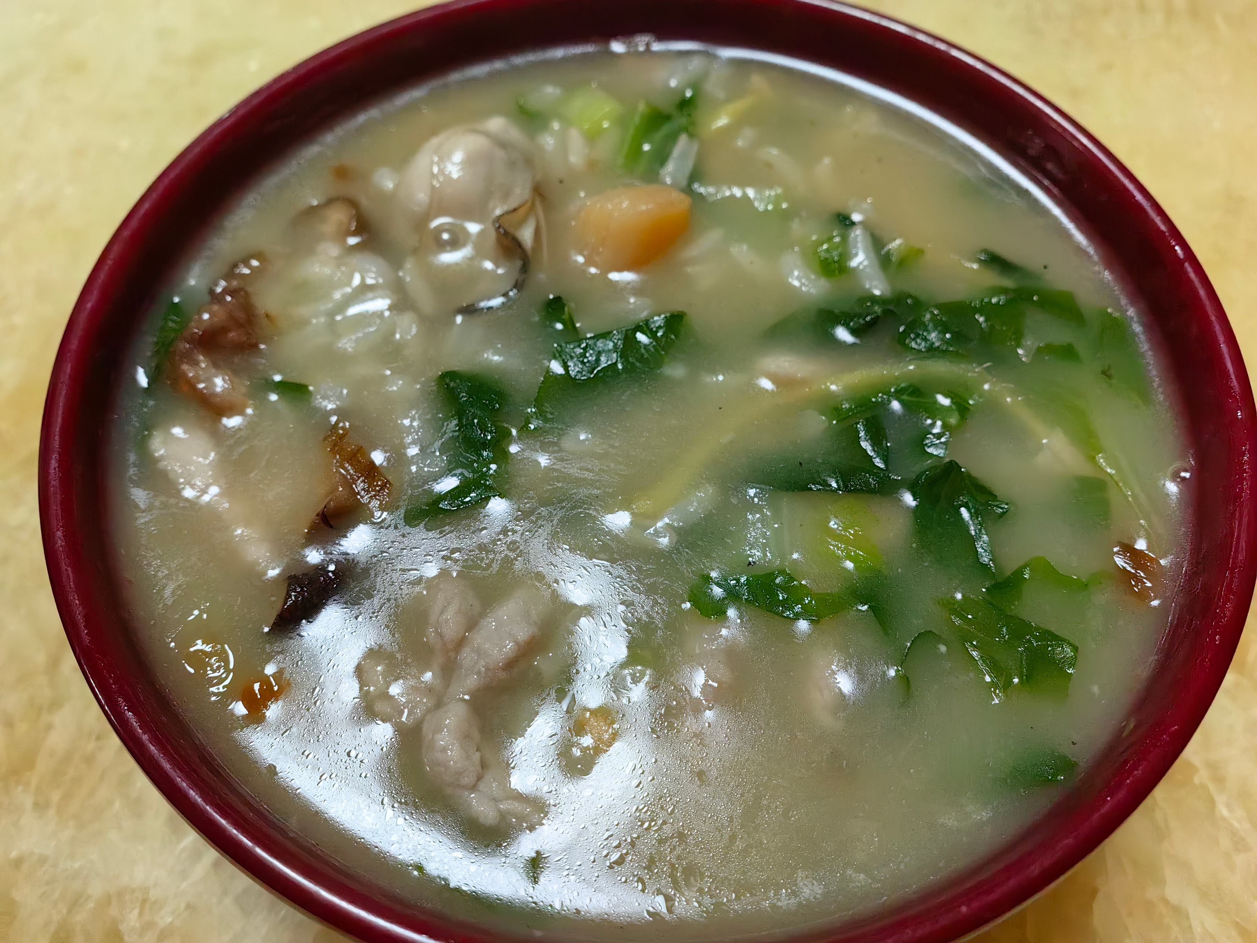 每日一餐分享香菇，瑶柱，小白菜，海蛎，瘦肉粥。 ​​​