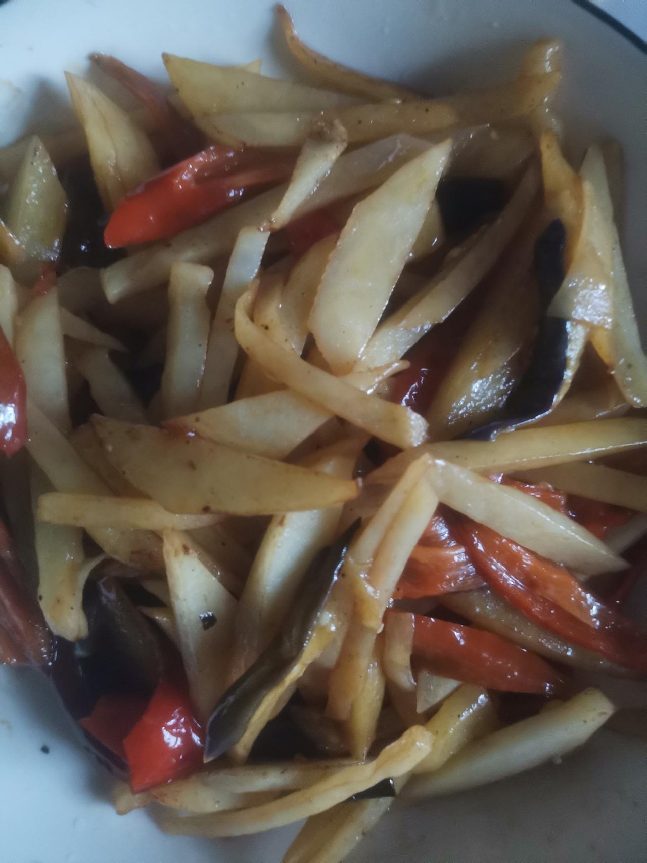 我的早餐是一盘土豆片，另加两根玉米。
下午两点午休起来，炒了一盘酸辣土豆丝。
土