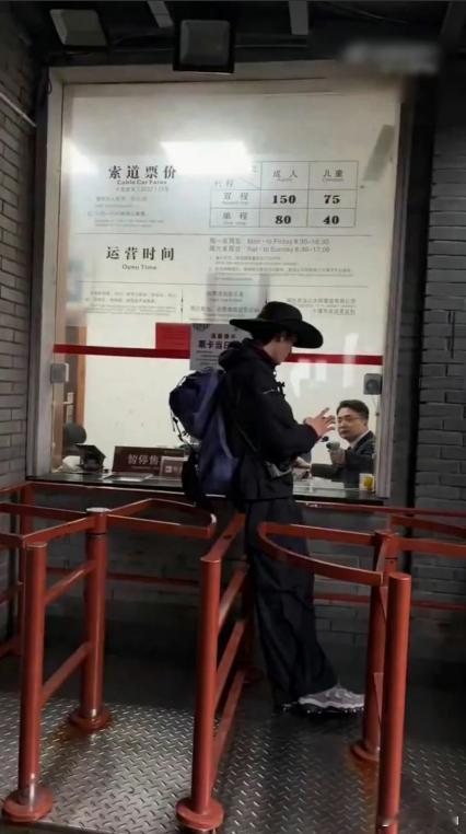 王星越直播老公你说句话啊武当山偶遇王星越 刚结束剧集杀青就奔赴武当山，行程安排满