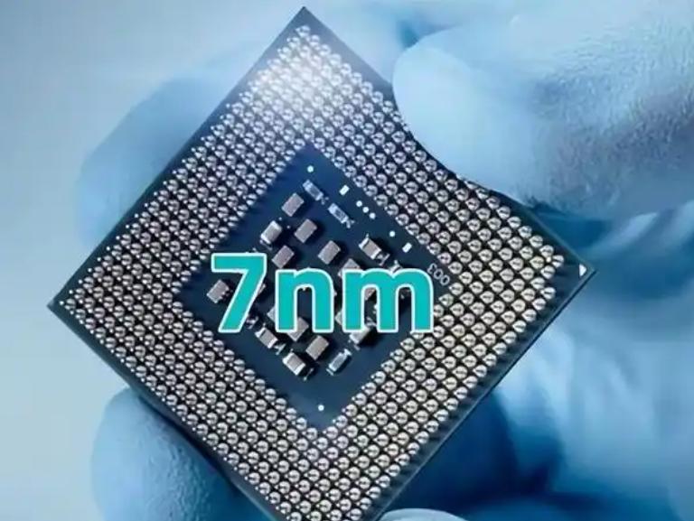 中美现在的情况是，一个不卖光刻机，一个不卖稀土，那么到底是中国先解决光刻机，还是