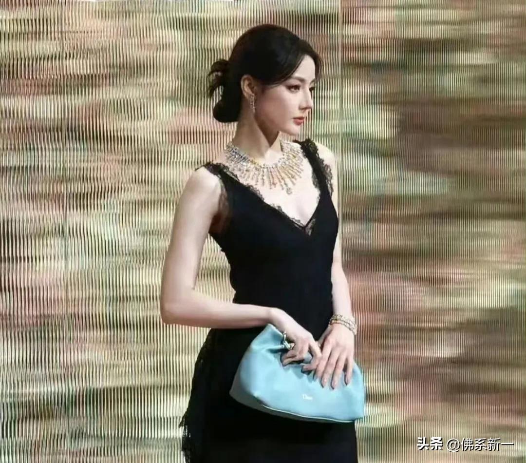妈呀，不愧是低消百万才能进场看到的绝世容颜！迪丽热巴戴着dior重磅高珠，集合“