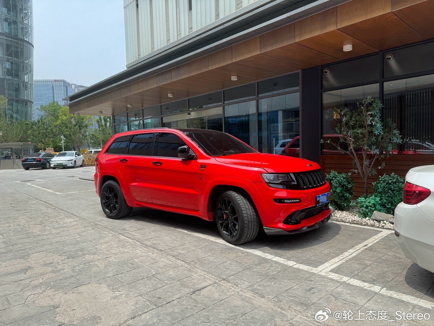 难得一见的#jeep大切诺基# SRT版本我记得小时候有媒体老师称之为“大秀哥”