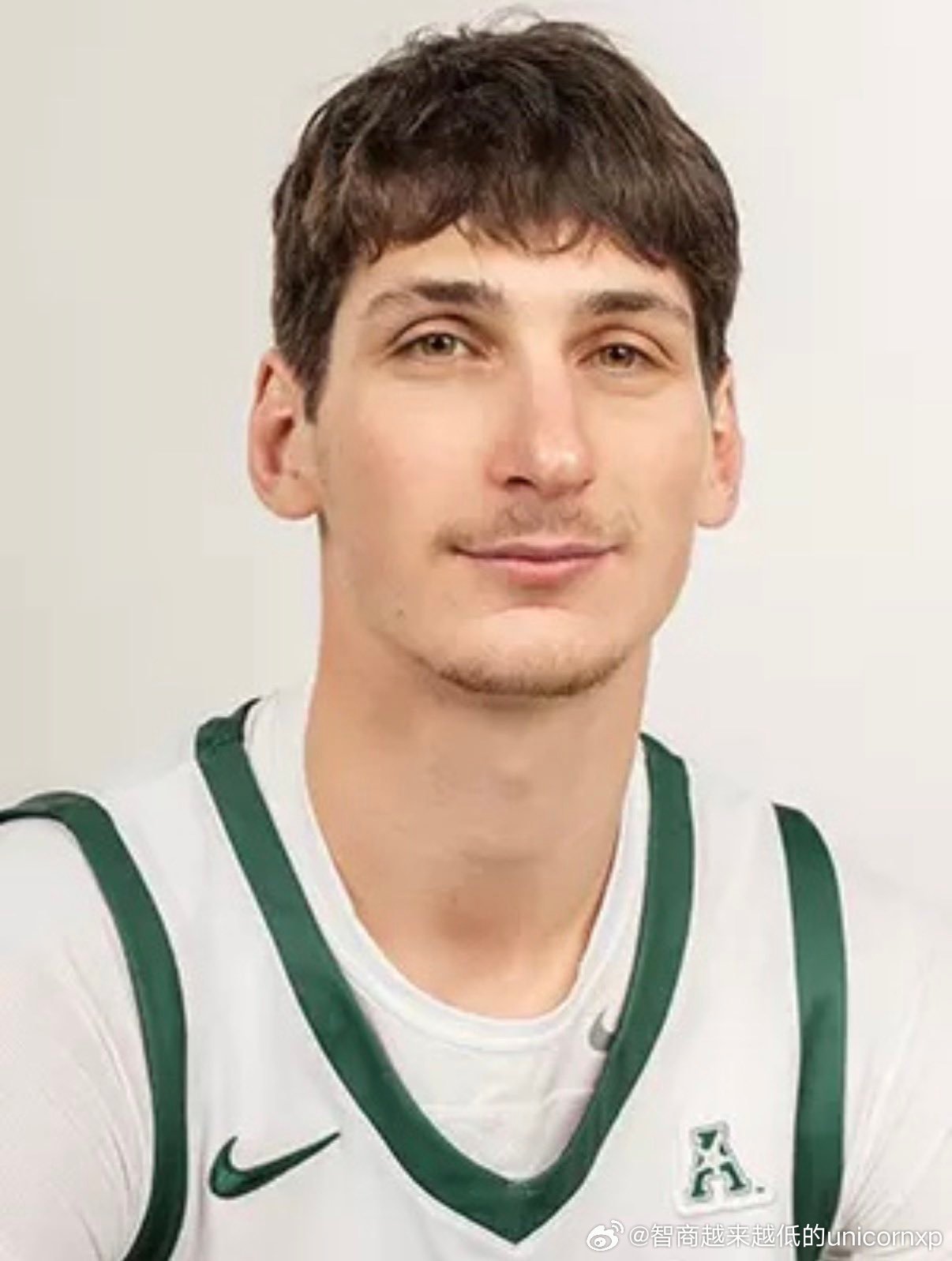 太平洋岛国瓦努阿图218公分中锋Anton Bonke申请转校，上赛季在夏洛特大