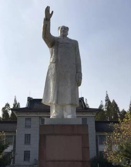 1979 年 9 月 10 日上午，华东师大 1979 级开学典礼举行，历史系系