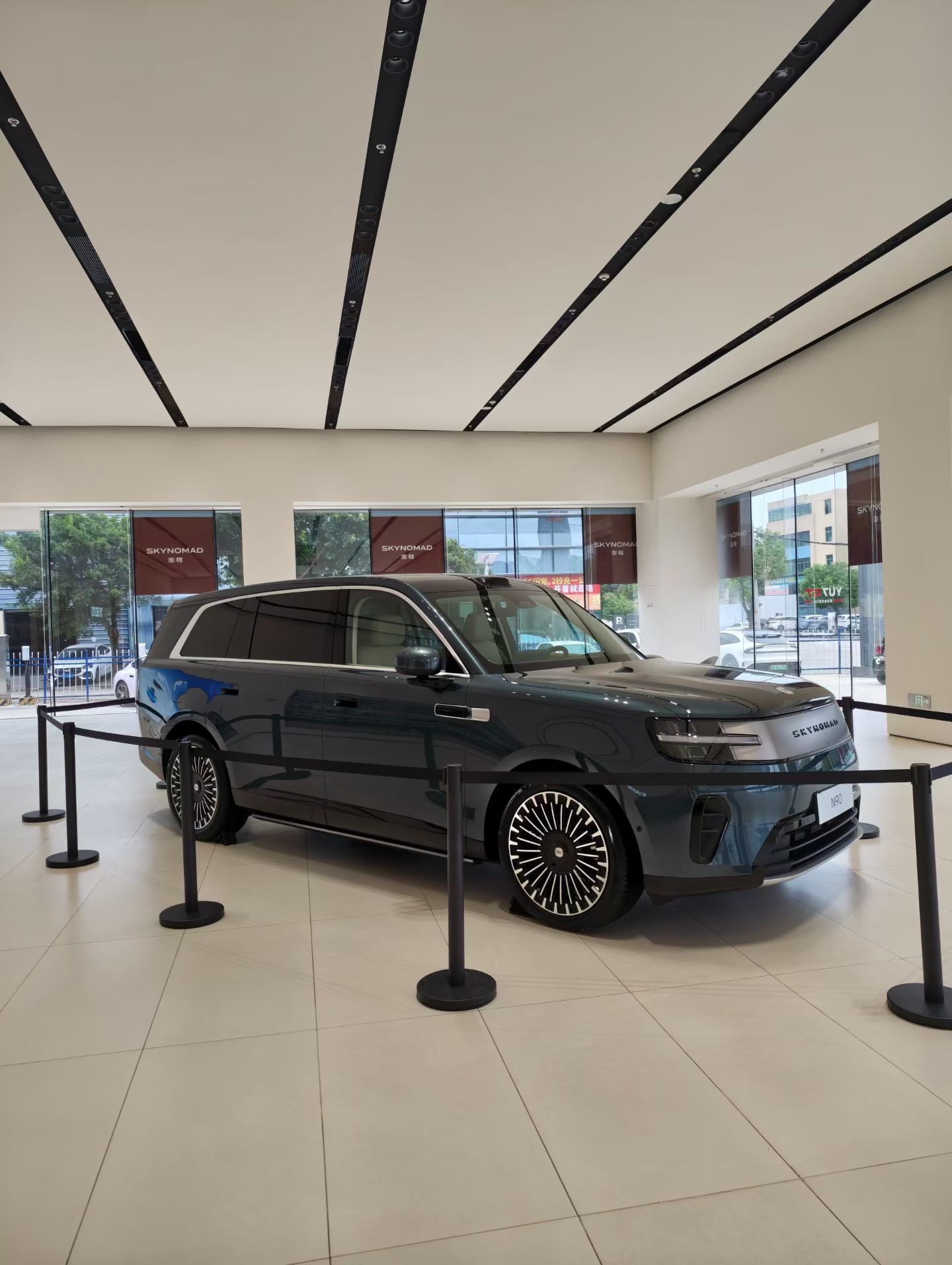 小米澎程展车陆续到店，我们这的小米交付中心也已经展出来了，实车气场肉眼可见，感觉