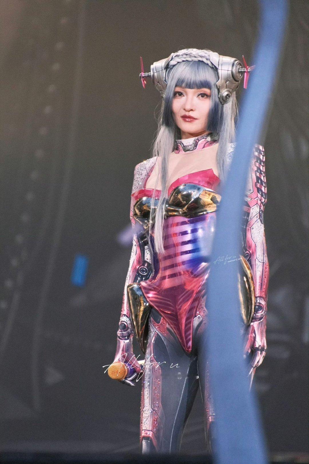 张韶涵爆改AI机器人怀疑张韶涵是AI机器人 从《隐形的翅膀》到机甲战衣，二十三年