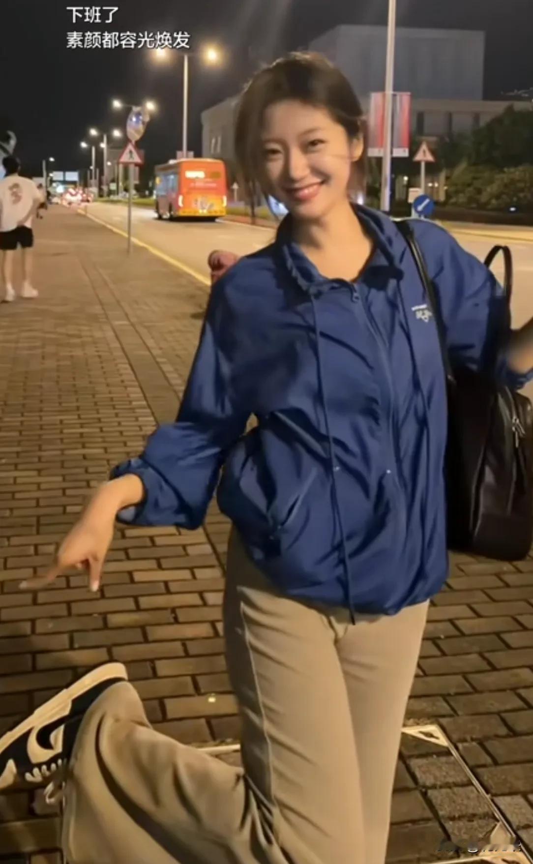 周末你处理完所有的工作走出公司的时候就是这种心情。没错，就是放松开心，想跳上一段