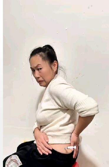 近段时间，医院的医生登上热搜榜已经有好些日子了。
不过，我发现有一张图也火了。