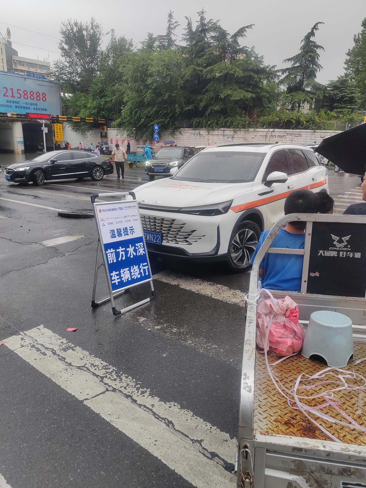 平时骑车走这段路，只需要20分钟左右的时间，今天却用了一个小时。
昨晚的雨严格意