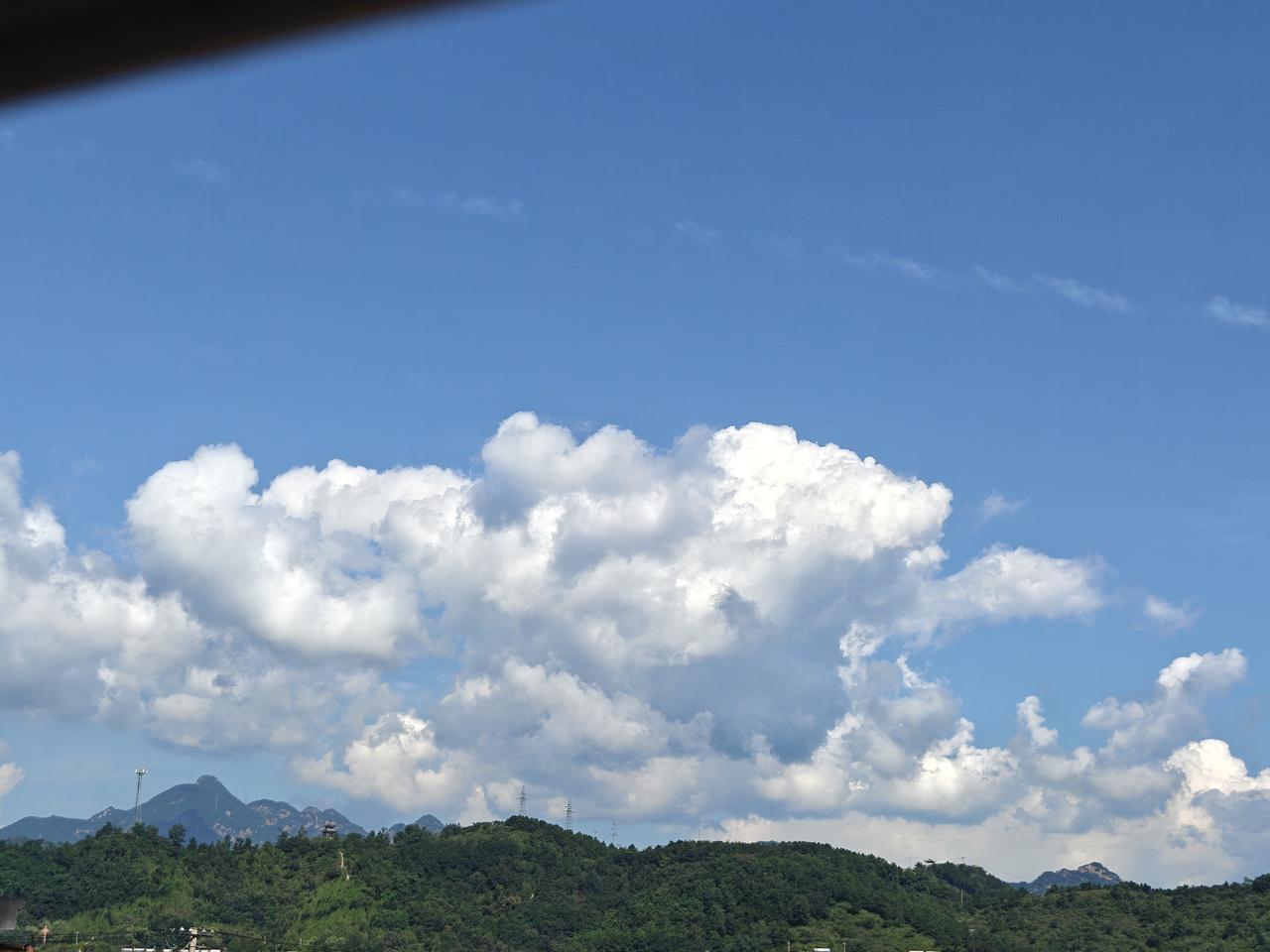 夏日生活打卡季秋风里的雾灵山，蓝天白云，绿树参天。