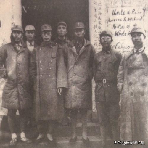 1938年12月，新四军军部部分首长欢迎上海各界民众慰劳团。左三林植夫（政治部敌
