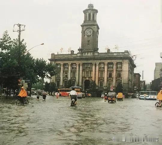 1998 年的武汉，那会全国很多地方都在抗洪抢险，虽然过去很多年了，但是看到这些