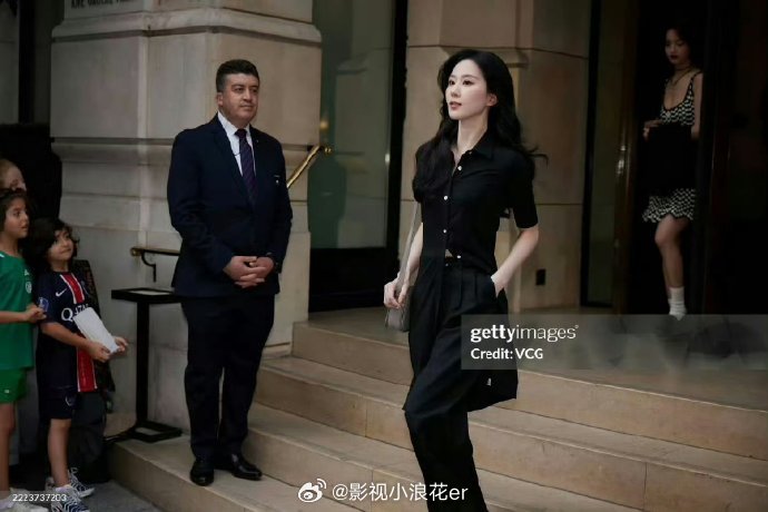 G 社捕捉到刘诗诗巴黎看秀精彩瞬间，黑紧衬衫配阔腿裤，简约大气。她身姿笔直，清冷