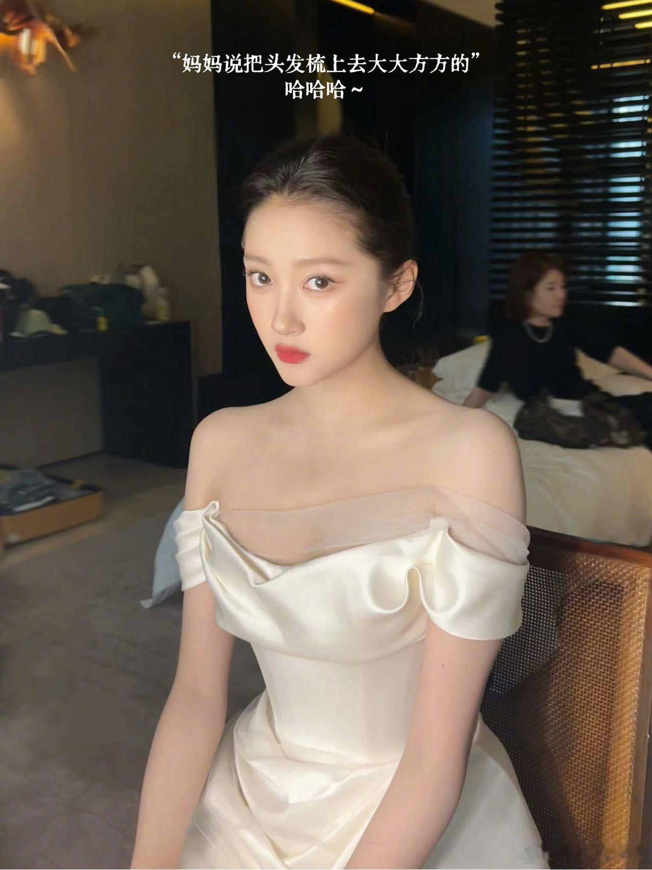 关晓彤头发全梳起来大大方方的 被妈妈的梳头魔法征服！关晓彤露出额头超显气质，原来