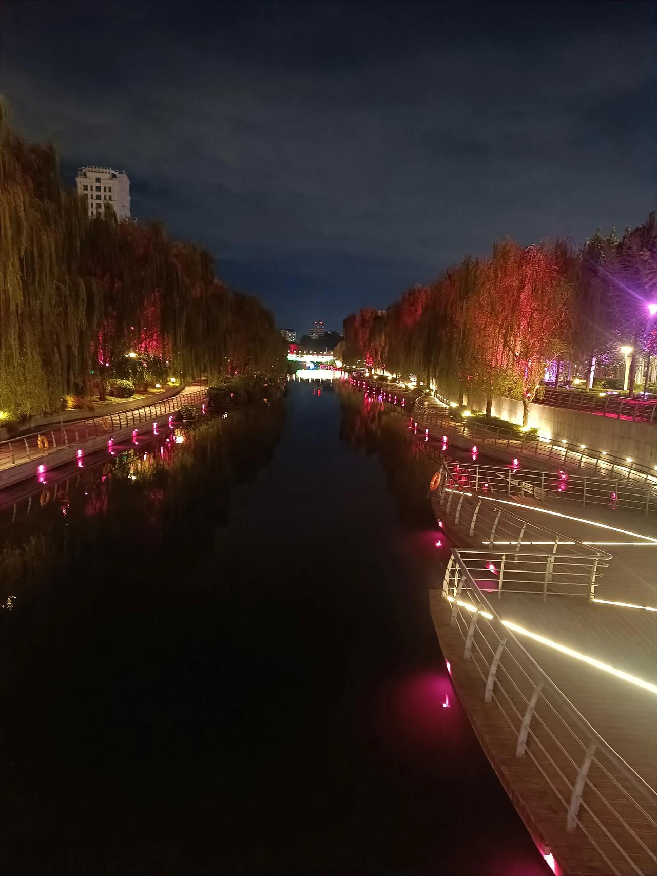 一场雨过后这个城市冷了，要进入冬季了，一个人在这座城市真的好孤单啊，什么时候才能