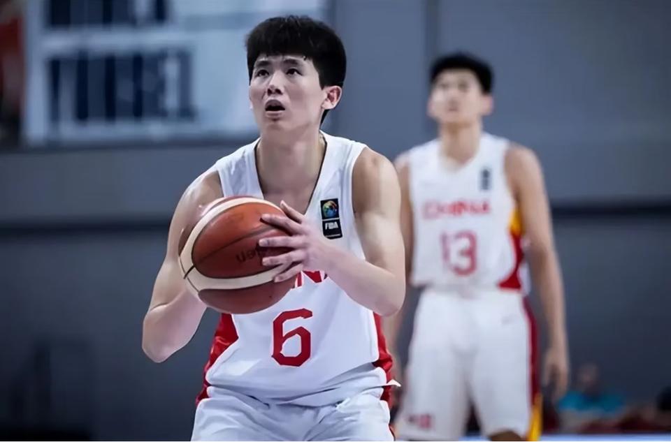 订好11日赴美特训撞上征召，19岁李悦洲，选特训还是选国家队？

     一边