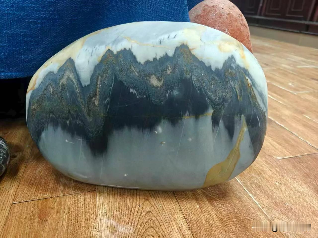 咏石《苍山叠翠映烟岚》
 
石上苍山叠翠屏，烟岚漫卷韵空灵。
天然水墨藏真意，尽