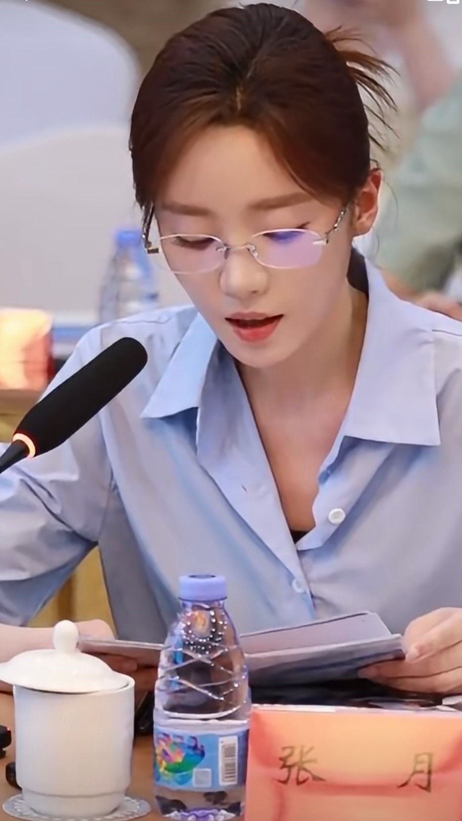 在那里一本正经的各位领导媒体朋友们大家好然后开始介绍伟大的宣纸扶持工作 定睛一看