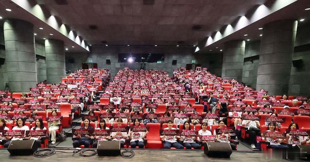韩国排球金软景兴国生命今天与球迷见面会，金软景、金秀智还有外援以及主教练都有出席