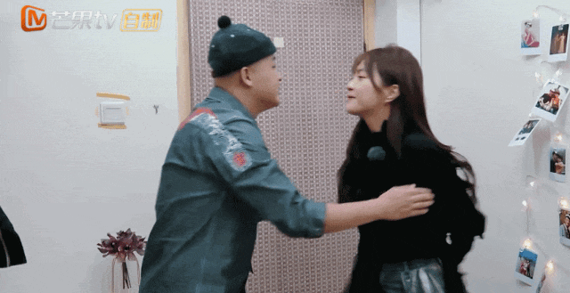 包文婧否认机场孕照是装的 12月20日，演员包文婧分享视频，宣布怀二胎并透露孩子