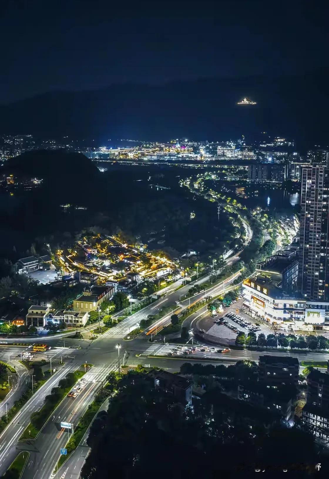 航拍肇庆的夜景。作为大湾区珠三角的城市之一，肇庆的实力并没有那么强，更多的名声反